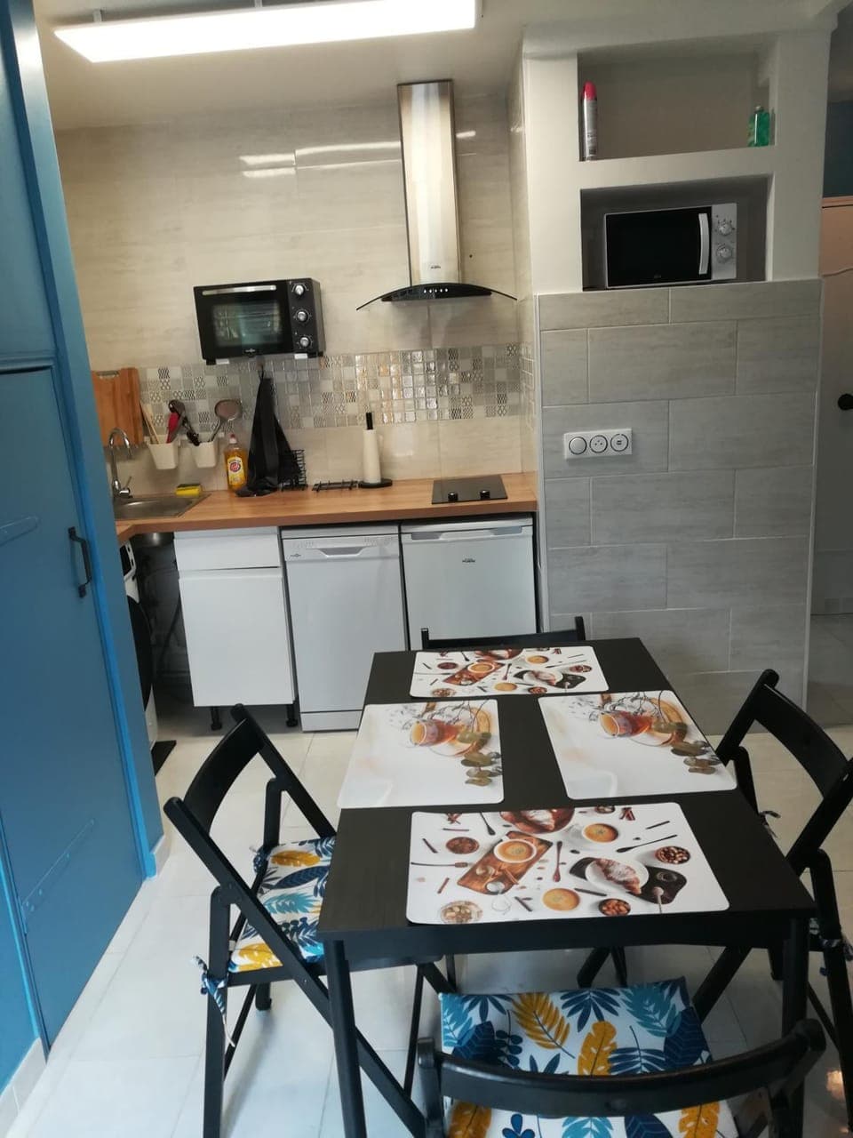 Kitchen or kitchenette, Dining area