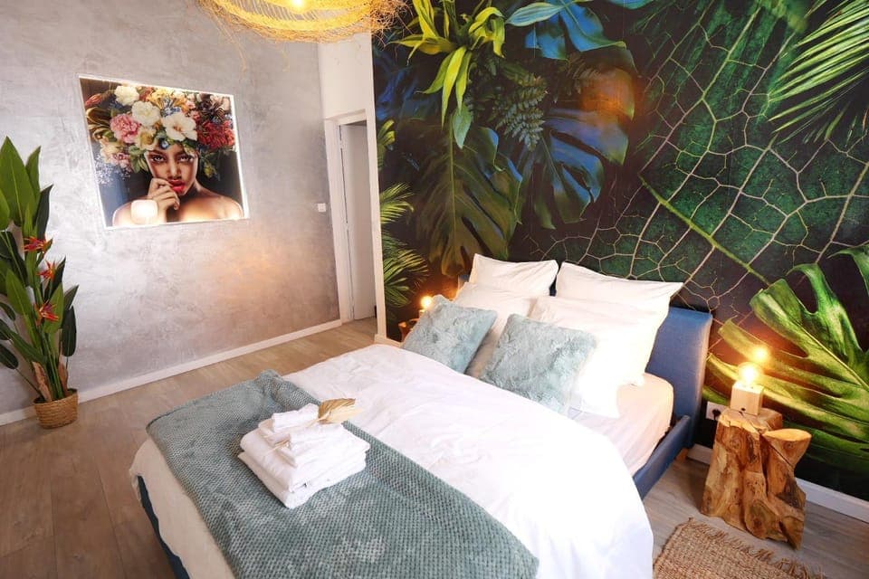 Bed, Photo of the whole room, Bedroom, towels