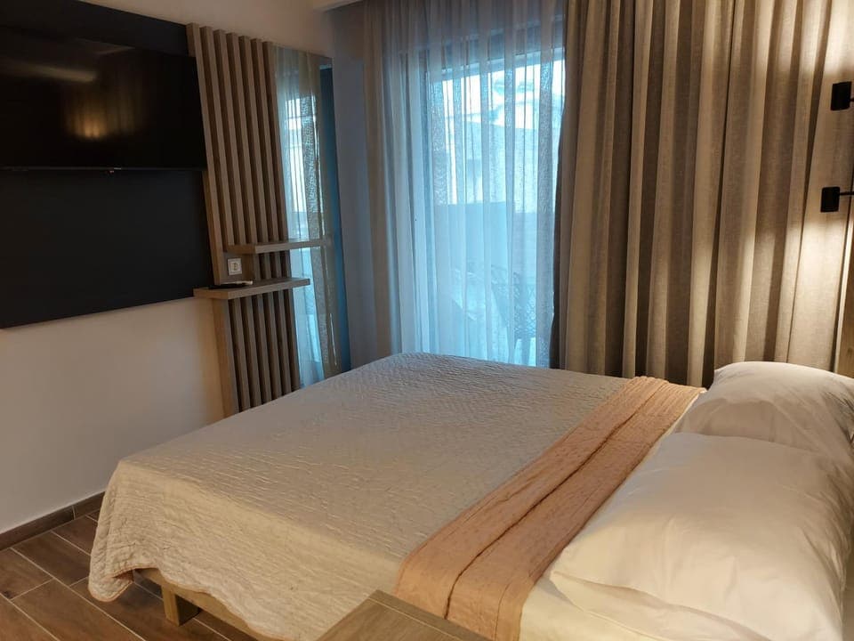 Bed, TV and multimedia, Photo of the whole room, Bedroom