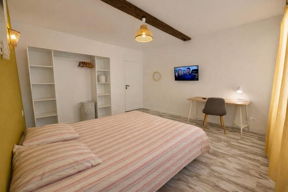 Bed, TV and multimedia, Photo of the whole room, Bedroom