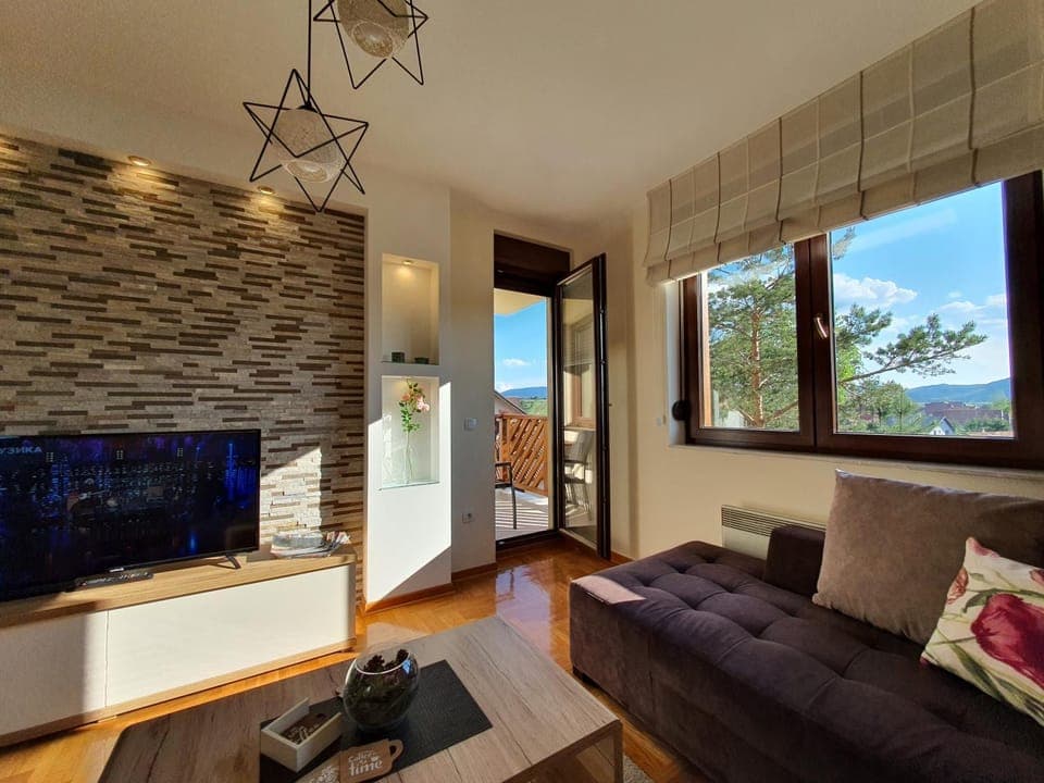 TV and multimedia, Living room, Seating area, Mountain view