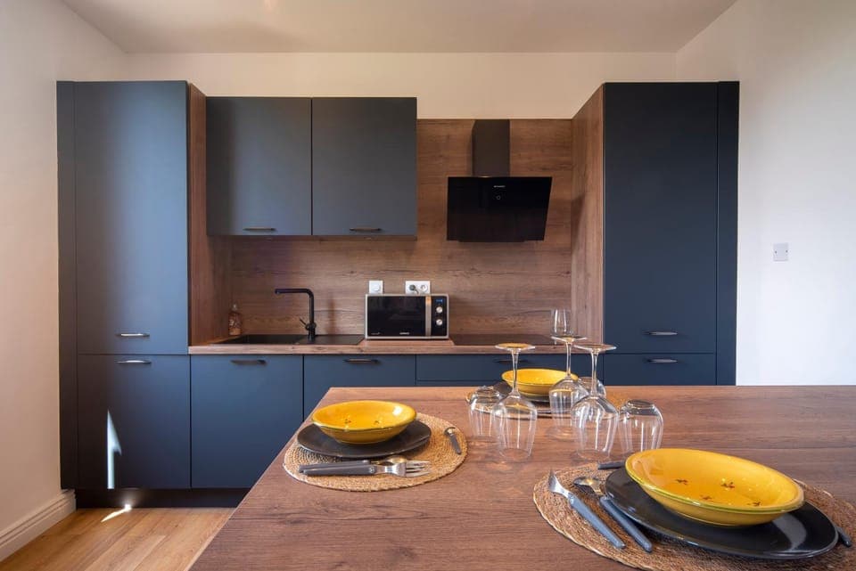 Coffee/tea facilities, Kitchen or kitchenette, Dining area, stove