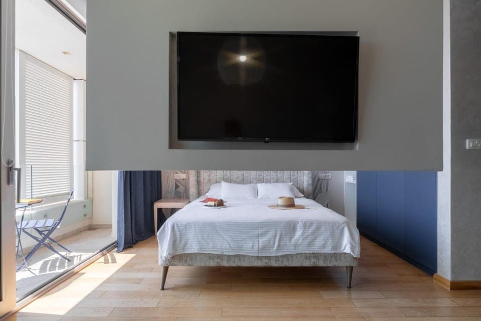 Bed, TV and multimedia