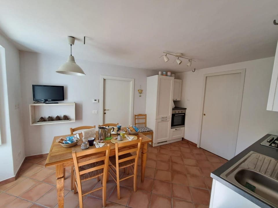 Kitchen or kitchenette, dishwasher, stove