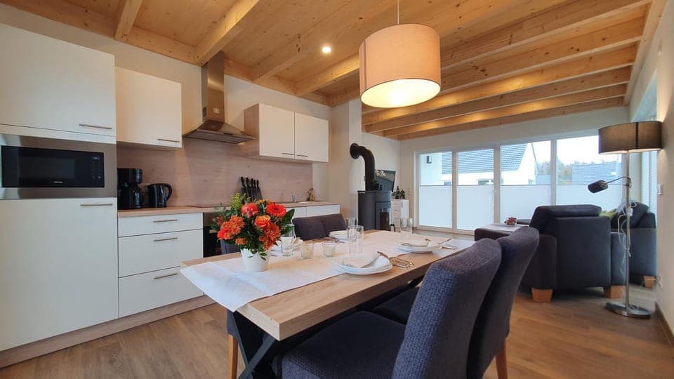 Kitchen or kitchenette, Dining area