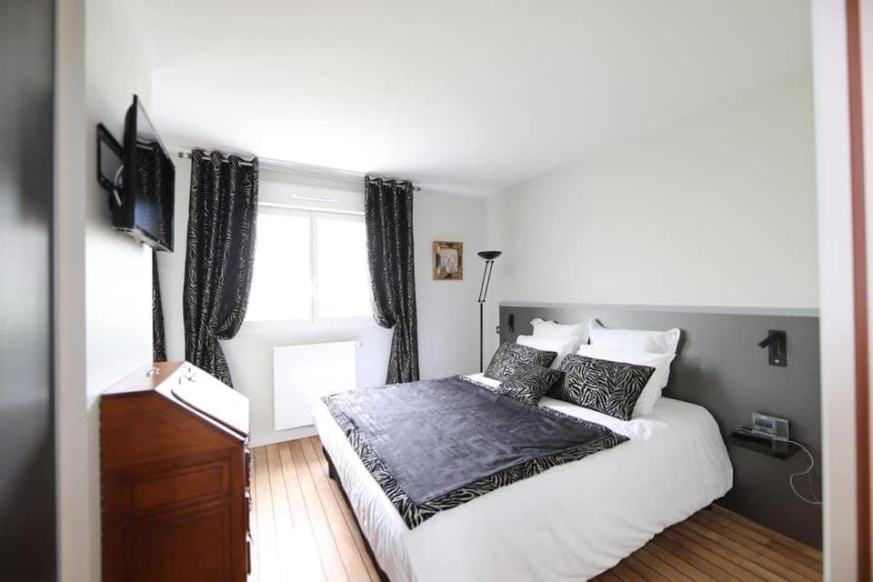 Photo of the whole room, Bedroom