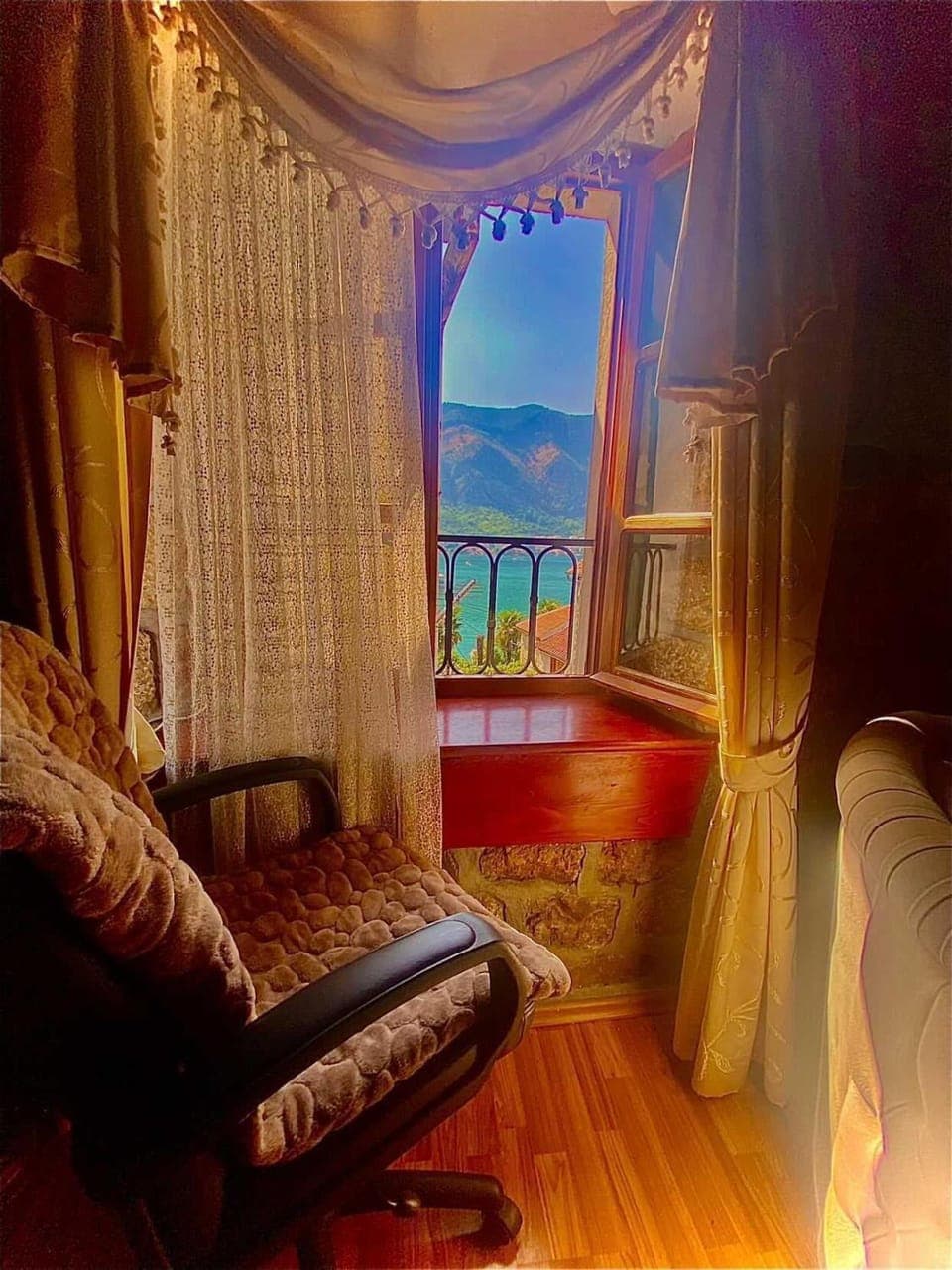 Bed, Natural landscape, Living room, Photo of the whole room, Seating area, Bedroom, Mountain view, Sea view