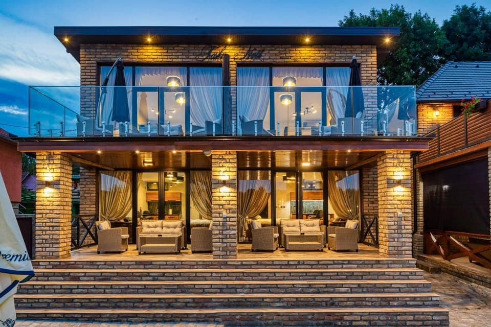 Property building, Patio, Balcony/Terrace