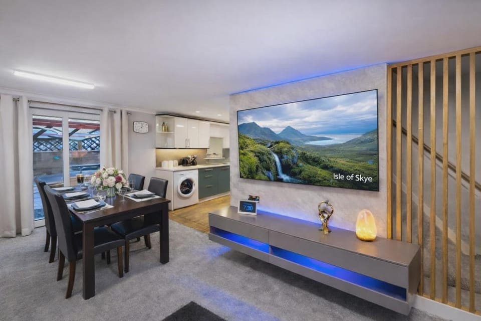 Communal lounge/ TV room, Activities, Garden, TV and multimedia, Kitchen or kitchenette, Living room, Seating area, Dining area, Garden view, Garden view, Breakfast, Breakfast, Lunch, Lunch, Dinner, dishwasher, washing machine, kitchen