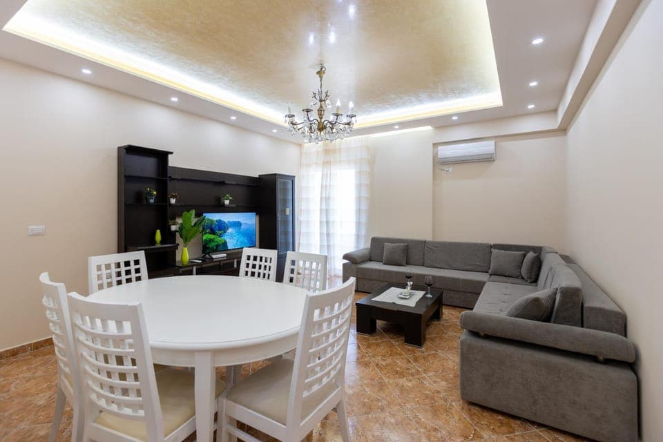 TV and multimedia, Living room, Seating area, Dining area, air conditioner