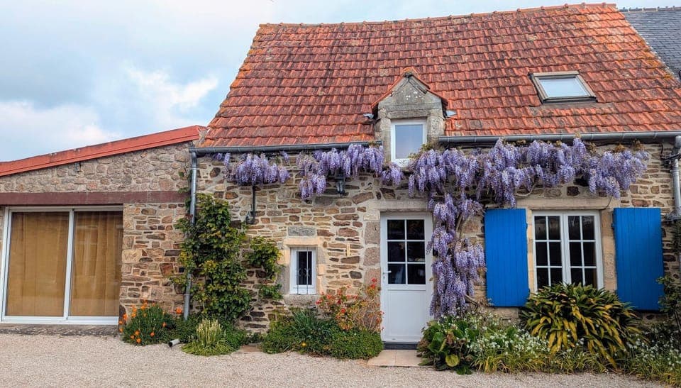 Property building, Nearby landmark, Facade/entrance, BBQ facilities, Garden, Beach, children, young children, Family, Parking, internet