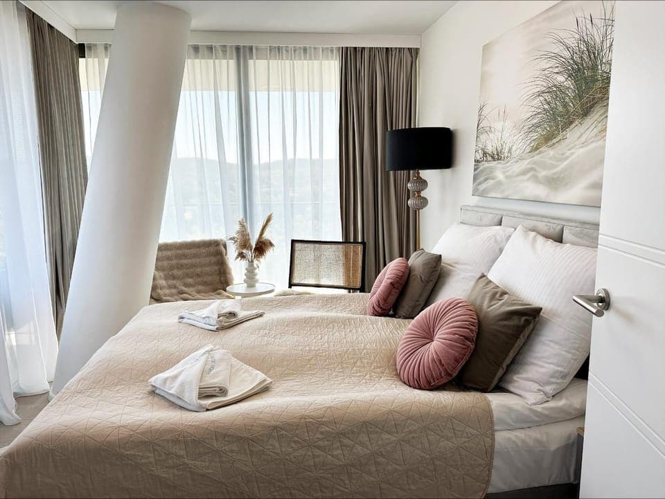 Bed, Photo of the whole room, towels