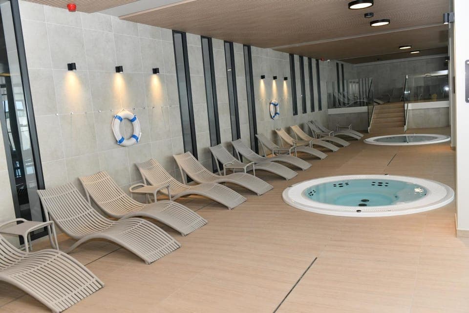 Hot Tub, Seating area, Swimming pool