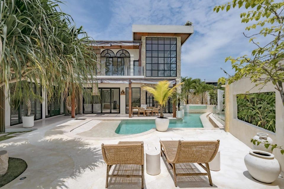 Property building, Balcony/Terrace, Pool view, Swimming pool, sunbed