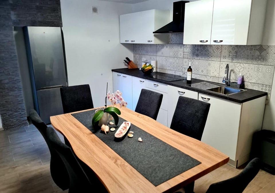 Kitchen or kitchenette, Dining area