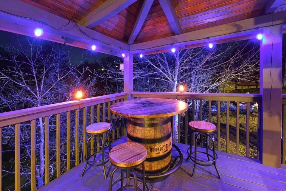 Ryes and Shine Bootlegger's Cabin! Hot Tub* Pool* Arcade* Billiards *EV * Pet Friendly Cabin in Sevierville