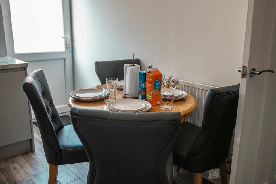 Coffee/tea facilities, Dining area, Food