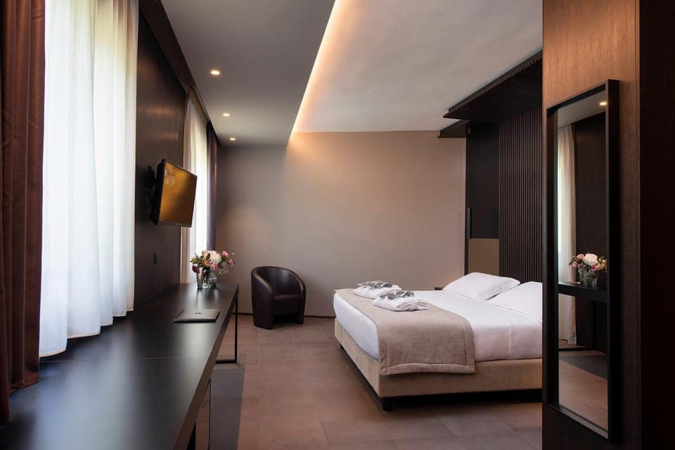 Bed, TV and multimedia, Photo of the whole room