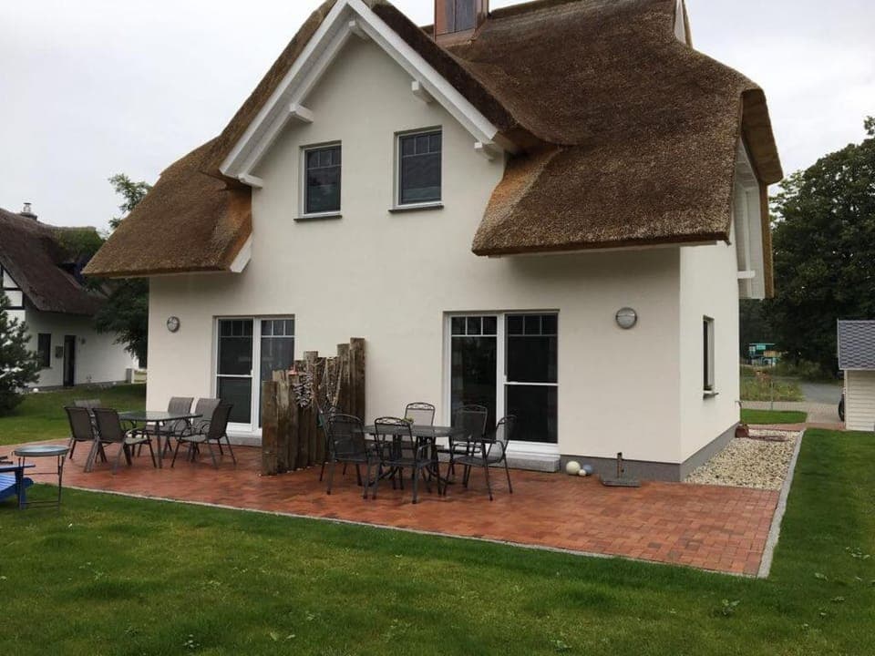 Property building, Facade/entrance, Garden