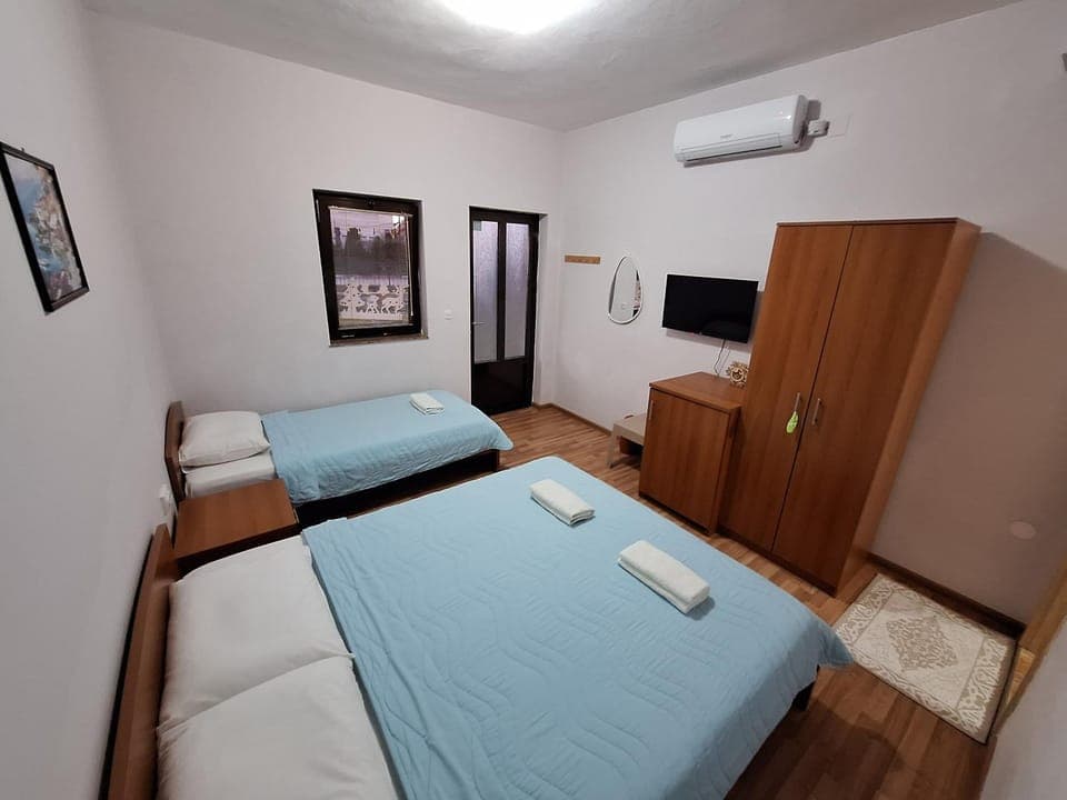 Bed, TV and multimedia, Photo of the whole room, Bedroom, towels, air conditioner