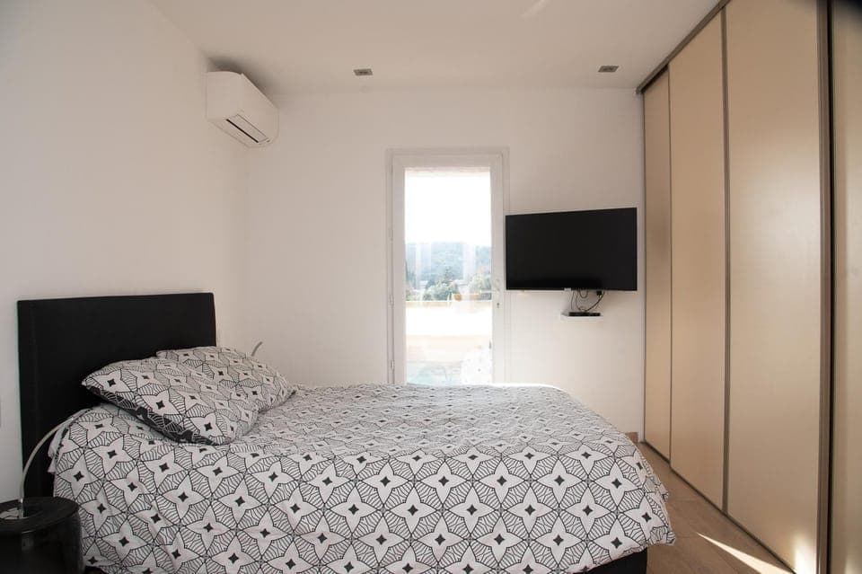 Bed, TV and multimedia, Bedroom, wardrobe, air conditioner