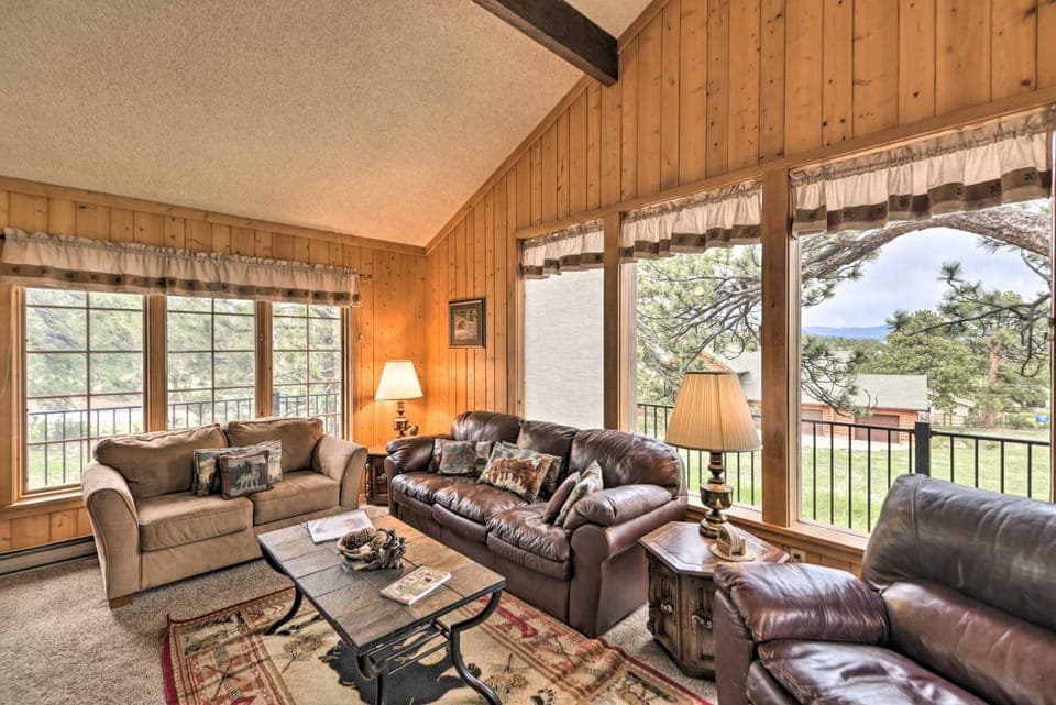 'Rocky Mountain Breezes' Cabin: Grill + Deck! Cabin in Estes Park