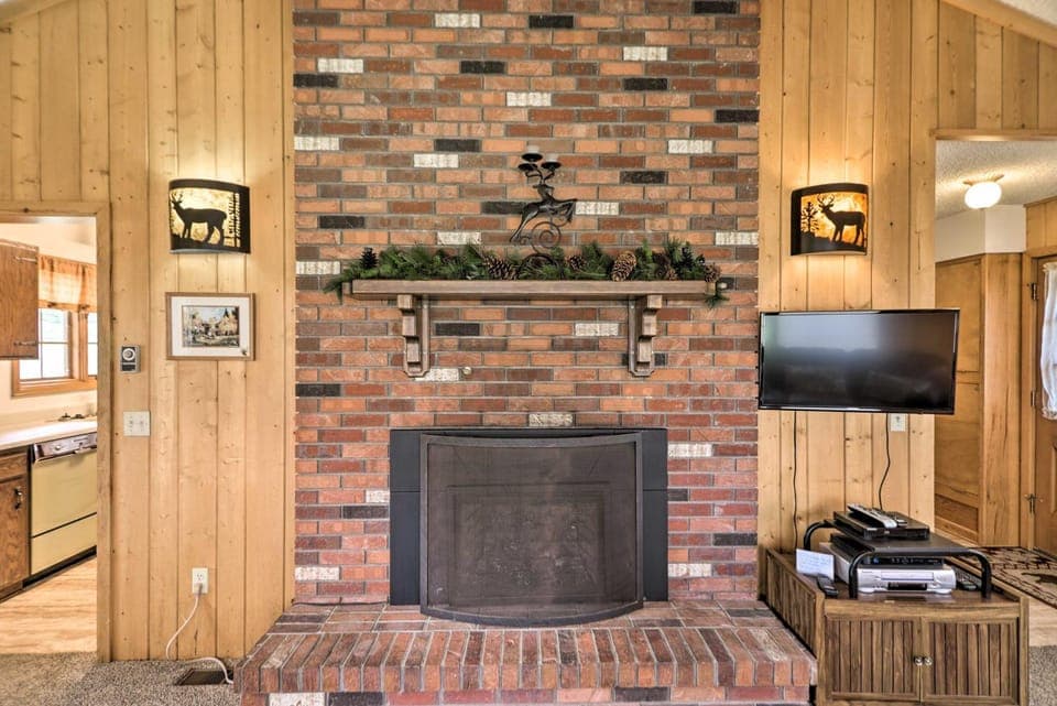 'Rocky Mountain Breezes' Cabin: Grill + Deck! Cabin in Estes Park