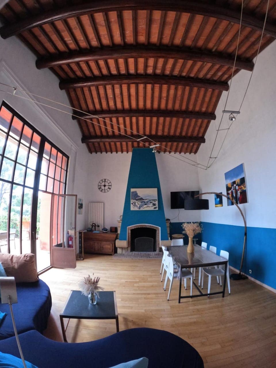 Dining area, fireplace