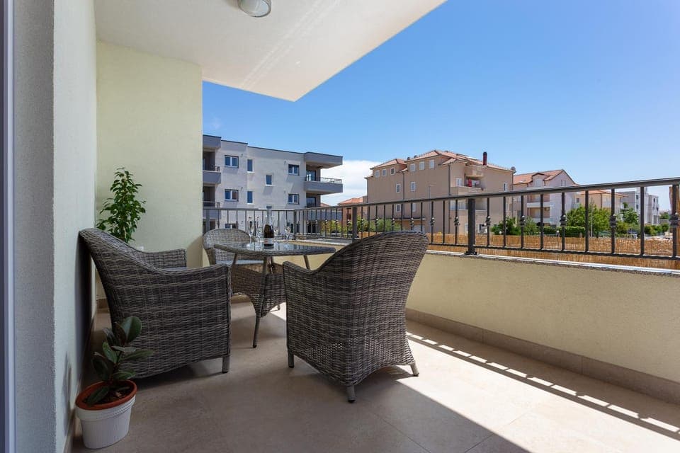 Property building, Patio, Balcony/Terrace