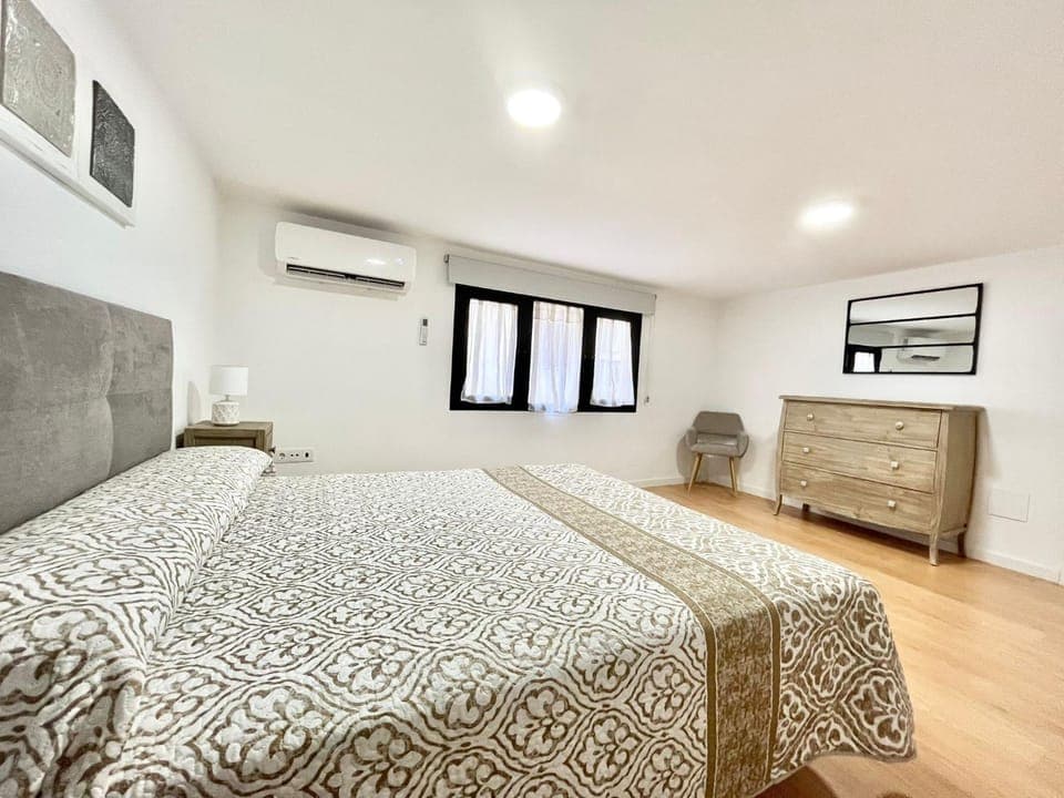 Bed, Bedroom, air conditioner