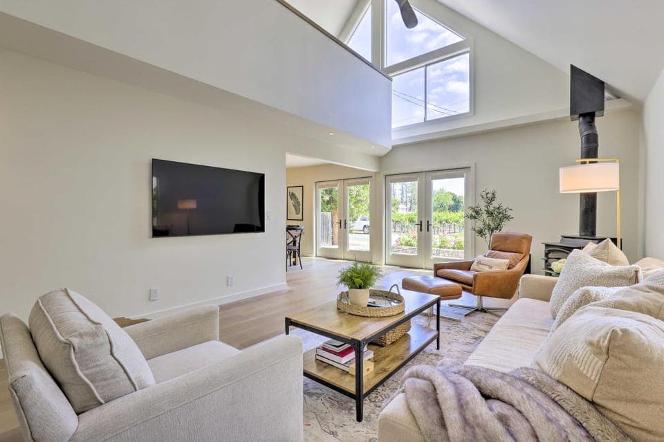 Luxe Wine Country Getaway w/ Vineyard Views House in Rutherford