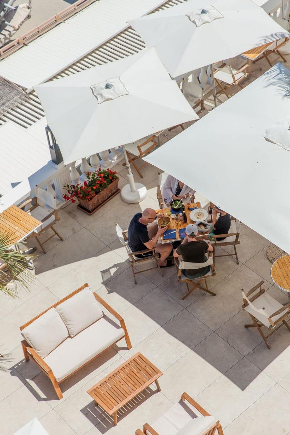 Patio, Restaurant/places to eat, Day, People, Food and drinks, Banquet/Function facilities, Seating area, Food, Guests, Drinks, group of guests