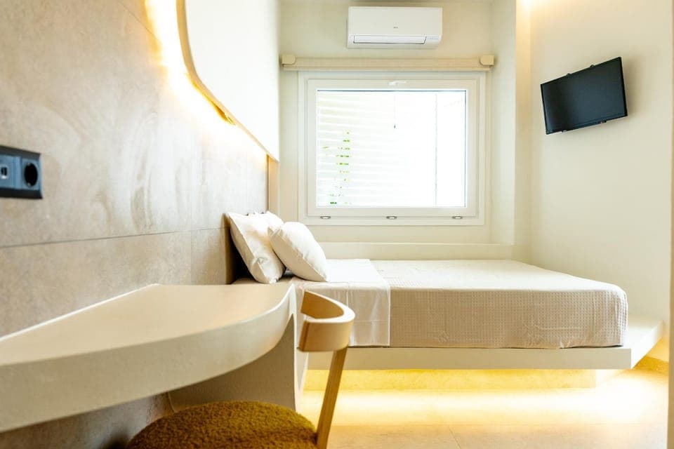 Bed, TV and multimedia, Photo of the whole room, Area and facilities, furniture, air conditioner