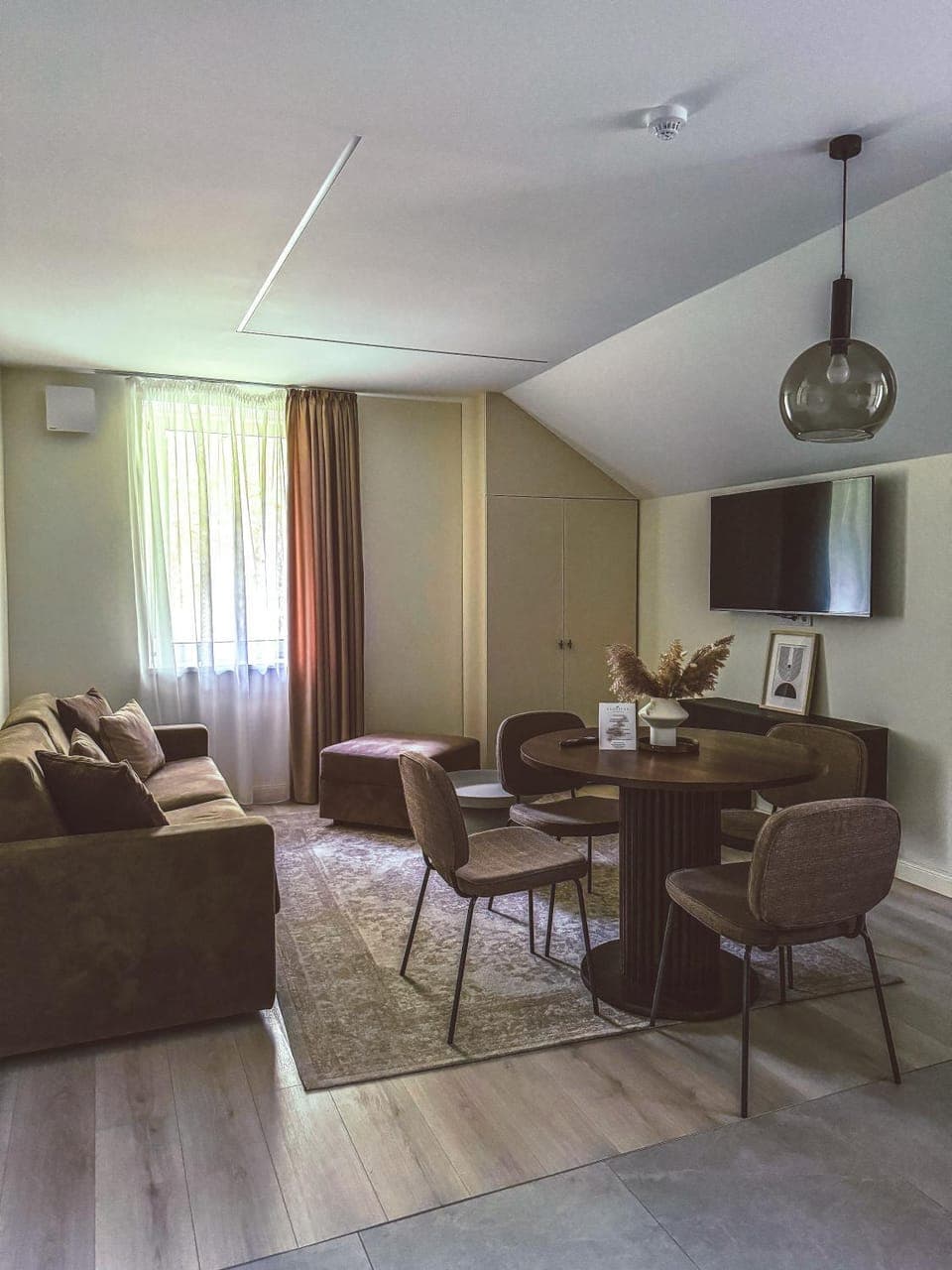 TV and multimedia, Living room, Seating area, Dining area