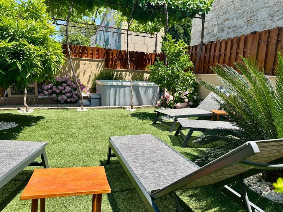 Garden, Garden, Hot Tub, Hot Tub, Garden view, Garden view, sunbed