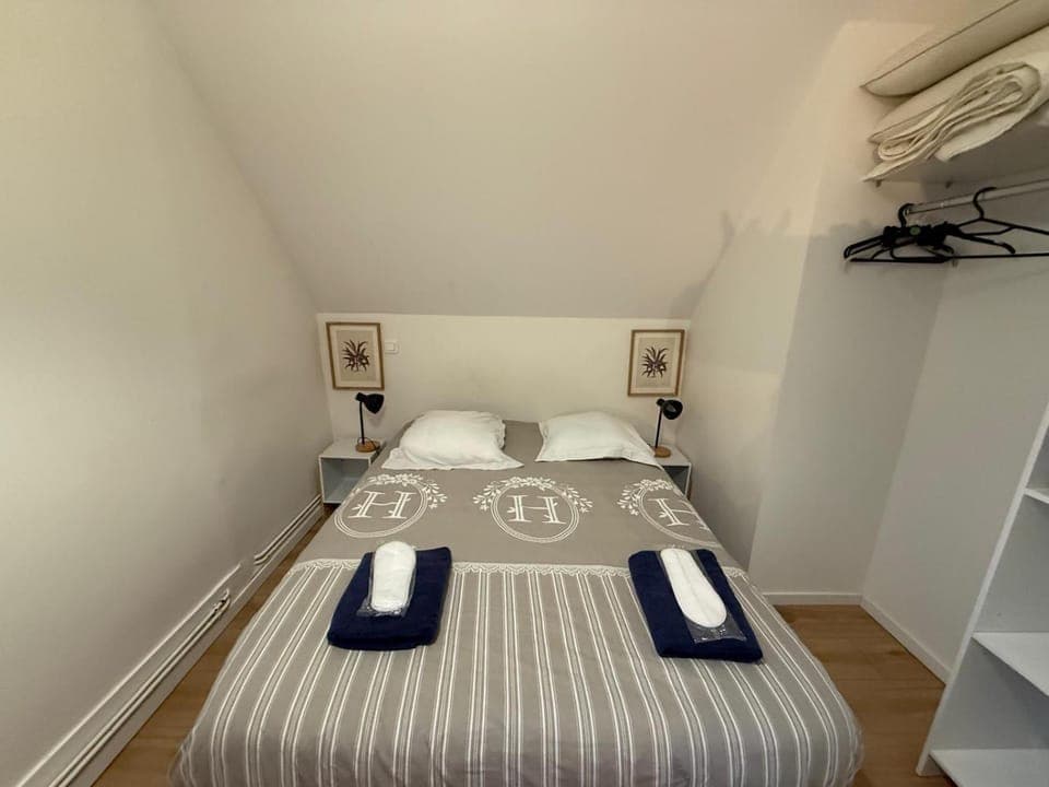 Bed, Photo of the whole room, towels, wardrobe, air conditioner