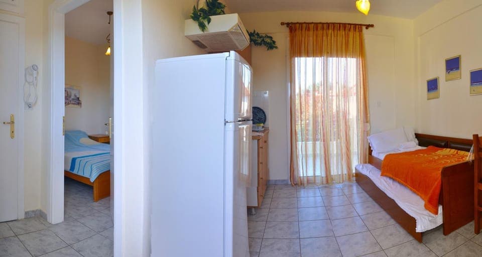 Kitchen or kitchenette, bunk bed, oven