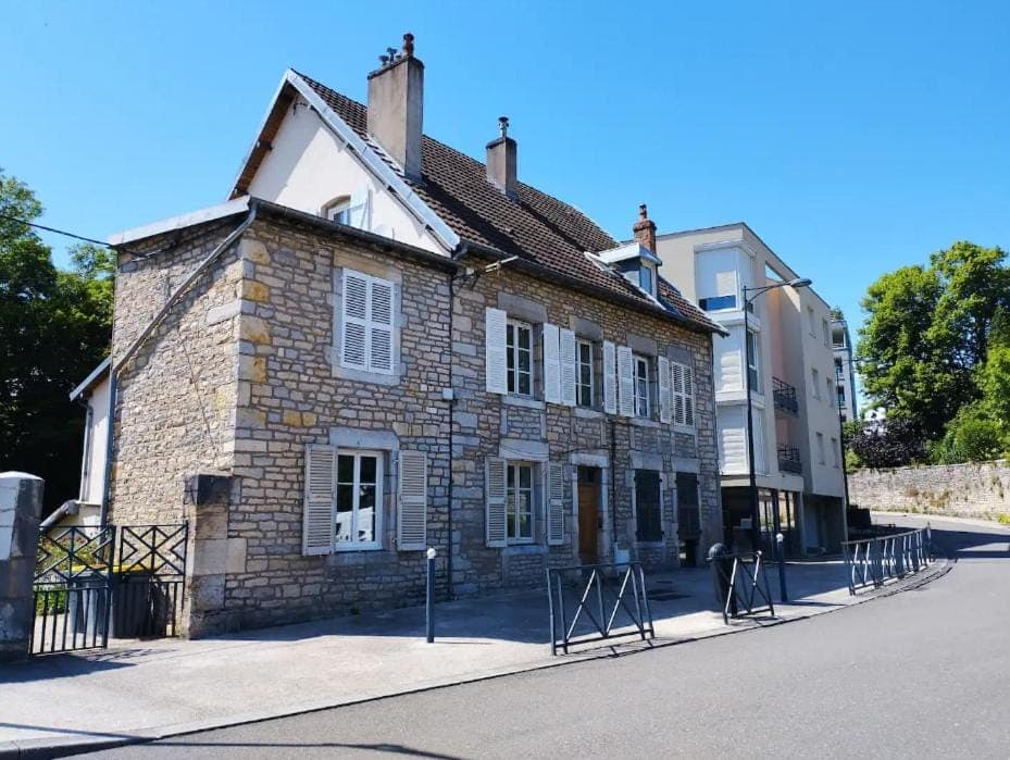 Property building, Neighbourhood