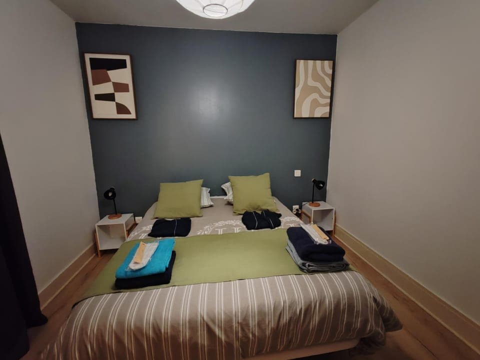 Bed, Photo of the whole room, Bedroom, towels