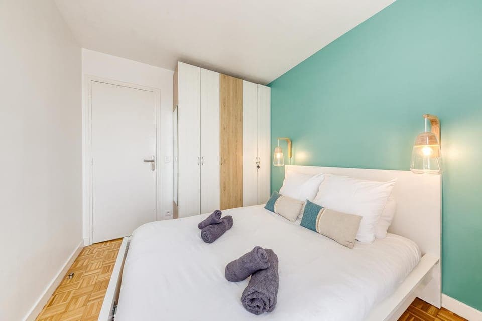 Bed, Photo of the whole room, Bedroom, towels, wardrobe