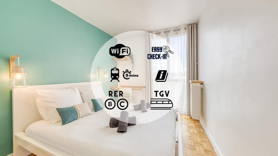 Bed, Property logo or sign, Photo of the whole room, Logo/Certificate/Sign, Bedroom, towels