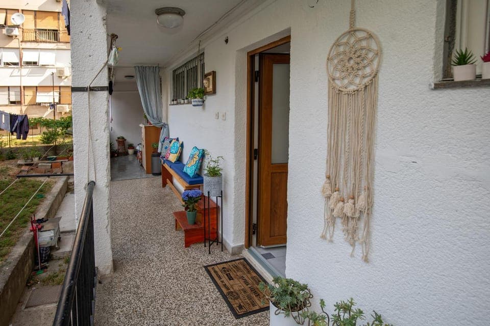 Property building, Day, Balcony/Terrace