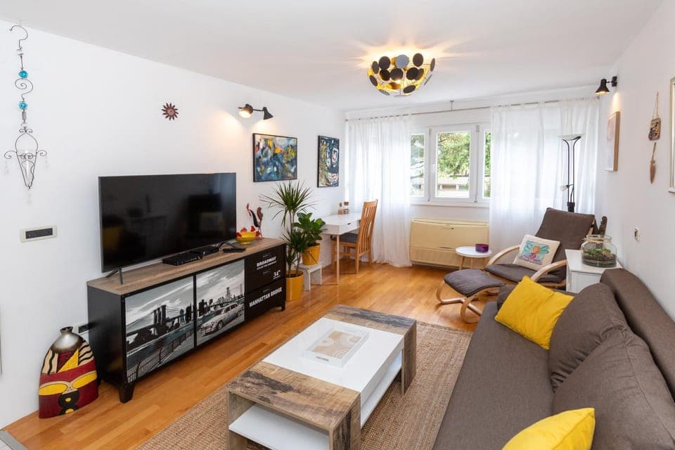 TV and multimedia, Living room, Seating area, Evening entertainment