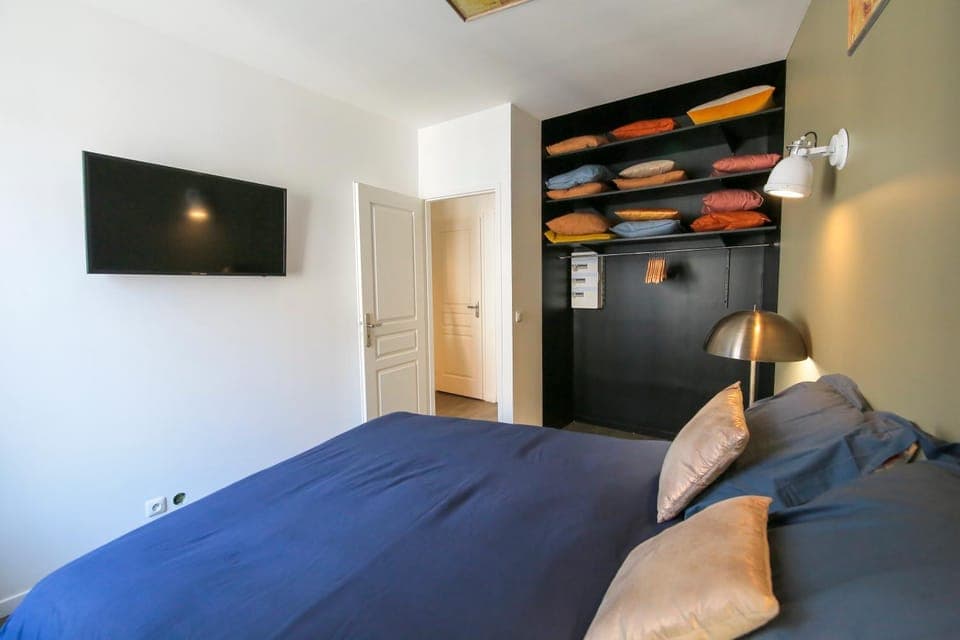 Bed, TV and multimedia, Photo of the whole room, Bedroom