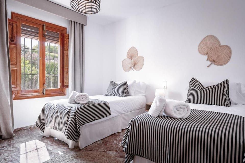 Bed, Bedroom, towels