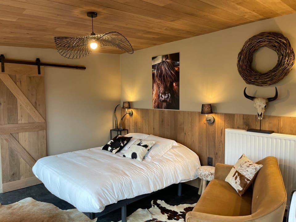 Photo of the whole room, Bedroom