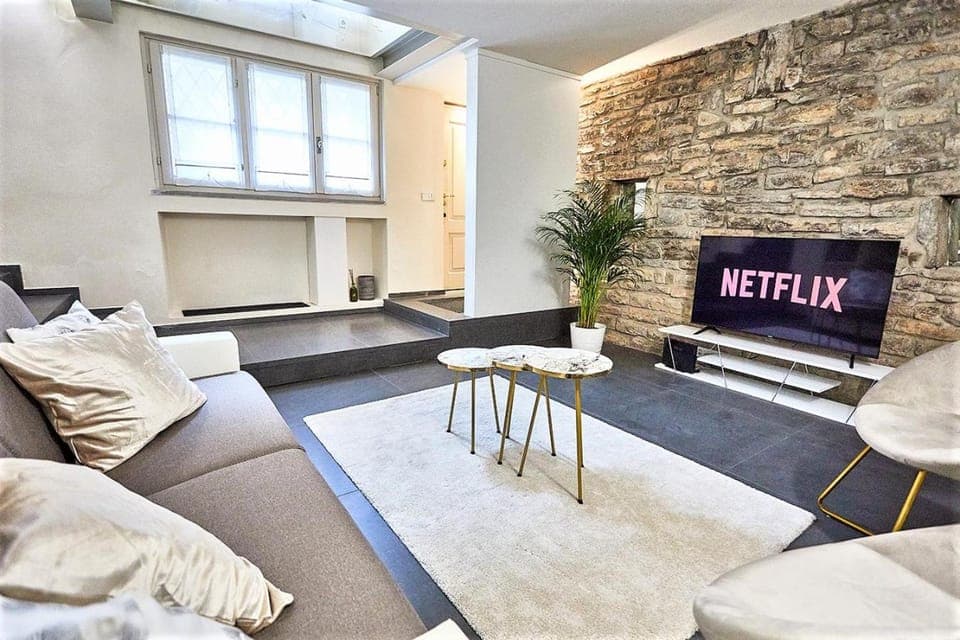 Communal lounge/ TV room, TV and multimedia, Living room