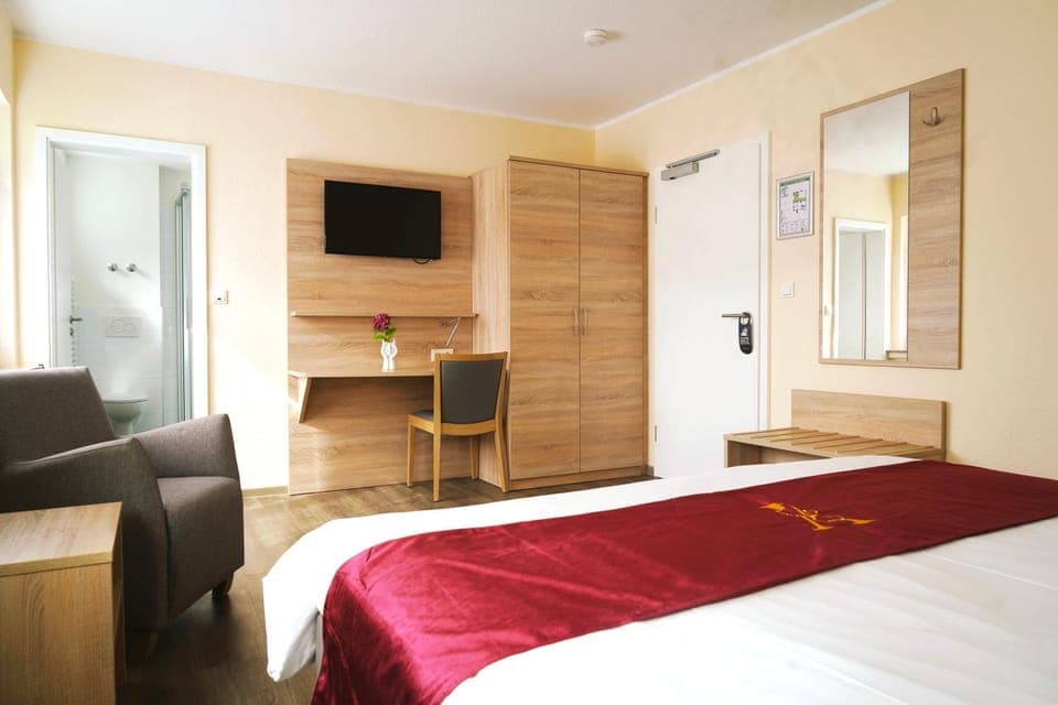 Bed, TV and multimedia, Photo of the whole room, Bedroom, wardrobe