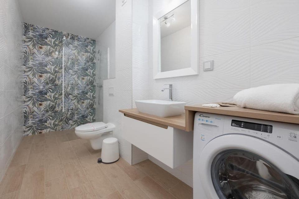 Toilet, Bathroom, towels, washing machine