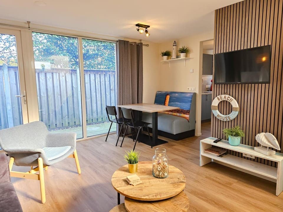 TV and multimedia, Seating area, Dining area